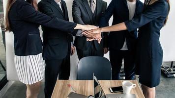 empresários juntando as mãos, sucesso e conceito de trabalho em equipe. foto