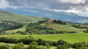 pienza, toscana, itália - 20 de maio paisagem verdejante e antiga casa de fazenda na toscana em 20 de maio de 2013 foto