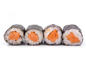 rolos de sushi, arroz com salmão e algas em fundo branco, comida japonesa. foto