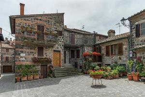 radicofani, toscana, itália - 22 de maio multidão de flores em exposição do lado de fora de uma casa em radicofani, toscana em 22 de maio de 2013 foto