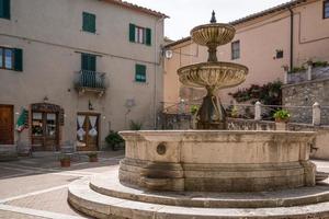 fonte na praça de castiglione d'orcia foto