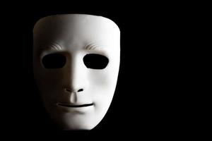 máscara facial humana branca em fundo preto. foto
