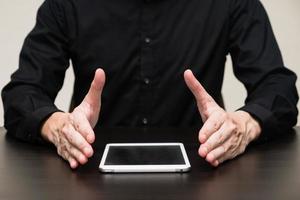 empresário mostrando tablet moderno em cima da mesa. foto