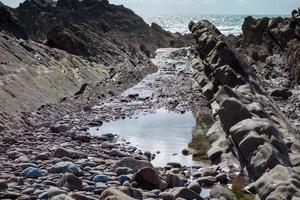 litoral rochoso perto de bude em cornwall foto