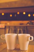 xícara de café na mesa no café. tom vintage foto
