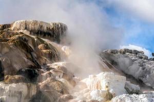 paisagem de fontes termais gigantescas no parque nacional de yellowstone foto