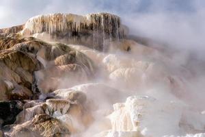 paisagem de fontes termais gigantescas no parque nacional de yellowstone foto