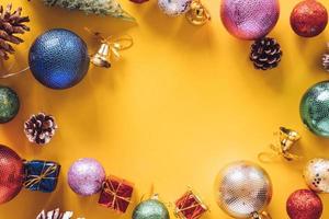 vista superior das decorações de natal em um fundo amarelo. espaço livre para texto foto