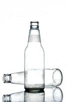 garrafas de vidro incolores vazias em um fundo branco. foto