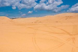 dunas de areia amarela em mui ne é um destino turístico popular do vietnã foto