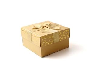 caixa de presente dourada em um fundo branco. foto