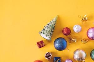 vista superior das decorações de natal em um fundo amarelo. espaço livre para texto foto