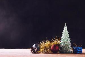 decorações de natal na mesa de madeira, fundo preto, espaço livre para texto foto