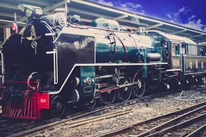 velha locomotiva a vapor da ferrovia estatal tailândia. tom vintage foto