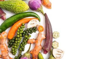 grupo de legumes frescos e ervas em fundo branco. espaço livre para texto foto