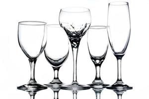 colagem de copos vazios em fundo branco. foto