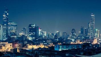 vista da área de negócios em bangkok à noite, bangkok é a capital da tailândia e é um destino turístico popular. foto