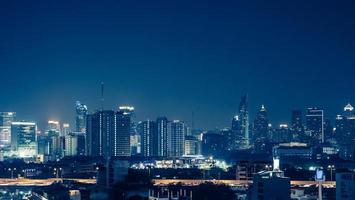 vista da área de negócios em bangkok à noite, bangkok é a capital da tailândia e é um destino turístico popular. foto