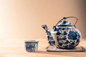 bule de chá estilo chinês de cerâmica na mesa de madeira. foto