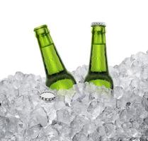 garrafa de cerveja com gotas de água de bebida gelada, cubo de gelo suculento. bebida refrescante de verão foto