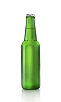 garrafa de cerveja verde sobre um fundo branco. renderização 3D foto