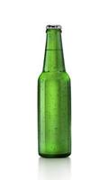 garrafa de cerveja com água cai em um fundo branco. renderização 3D foto