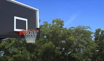 playground de basquete desocupado no parque da cidade foto