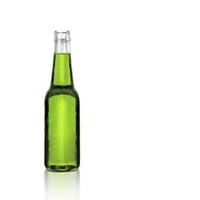 garrafa de cerveja aberta recentemente no fundo branco. renderização 3D foto