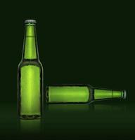 renderização 3D. garrafa de cerveja verde única sem designação de marca. garrafa de vidro cheia coberta com gotas de água contra o fundo verde iluminado. bebidas alcoólicas e conceito de refresco foto