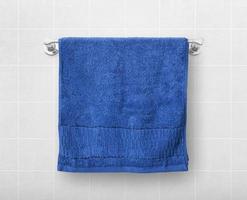 uma toalha azul pendurada em uma haste de cabide. foto