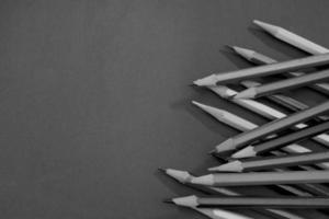 lápis de cor closeup em papel pardo, imagem em preto e branco foto