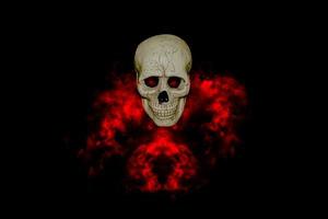 crânio com fumaça vermelha sobre fundo preto, dia das bruxas foto