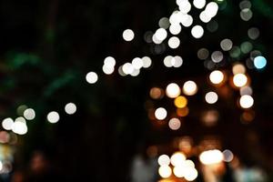 fundo branco bokeh de luzes de natal e ano novo foto