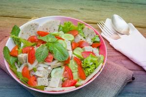 salada de carne de porco picante cozinha tailandesa em fundo de madeira ou yum moo yor, efeito de filtro. foto