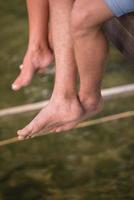 pessoas sentadas na ponte de madeira foto