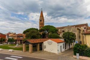 torre do sino da catedral de caorle foto