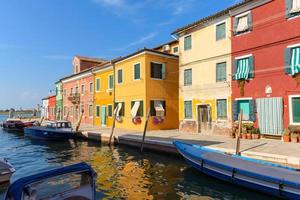 casas coloridas da ilha de burano foto