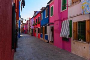 casas coloridas da ilha de burano foto
