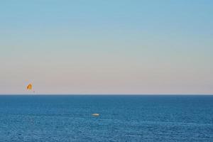 turistas de entretenimento no mediterrâneo. paraquedismo sobre o mar foto