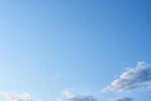 céu azul com nuvens brancas, abstrato foto
