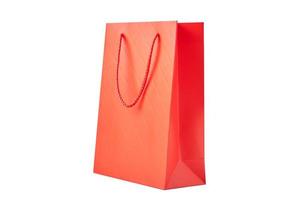saco de compras de papel vermelho isolado em um fundo branco foto