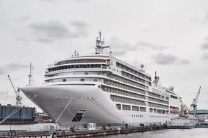 navio de cruzeiro branco ancorado no porto foto