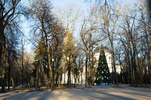 kaluga, rússia-7 de dezembro de 2020. preparando-se para o feriado. a cidade é a capital do ano novo da rússia. árvore de natal, decoração de atrações-old torg, parque, praça foto