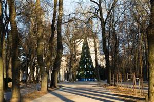 kaluga, rússia-7 de dezembro de 2020. preparando-se para o feriado. a cidade é a capital do ano novo da rússia. árvore de natal, decoração de atrações-old torg, parque, praça foto