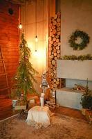 interior de natal no estilo de um loft escandinavo cinza concreto, decoração de madeira, lâmpadas incandescentes, árvore de natal artificial realista. aconchegante ano novo em uma casa de campo foto