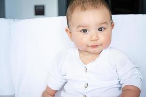 bonito retrato de um bebê em um close-up de berço. uma criança com roupas brancas na cueca branca. ternura e cuidado, os problemas das crianças. foto