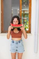 menina sorridente comendo melancia foto