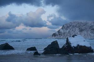 costa da noruega no inverno com neve mau tempo nublado foto