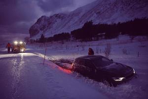 carro sendo rebocado após acidente em tempestade de neve foto