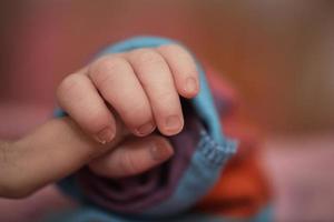 mãe está brincando com bebê em casa foto